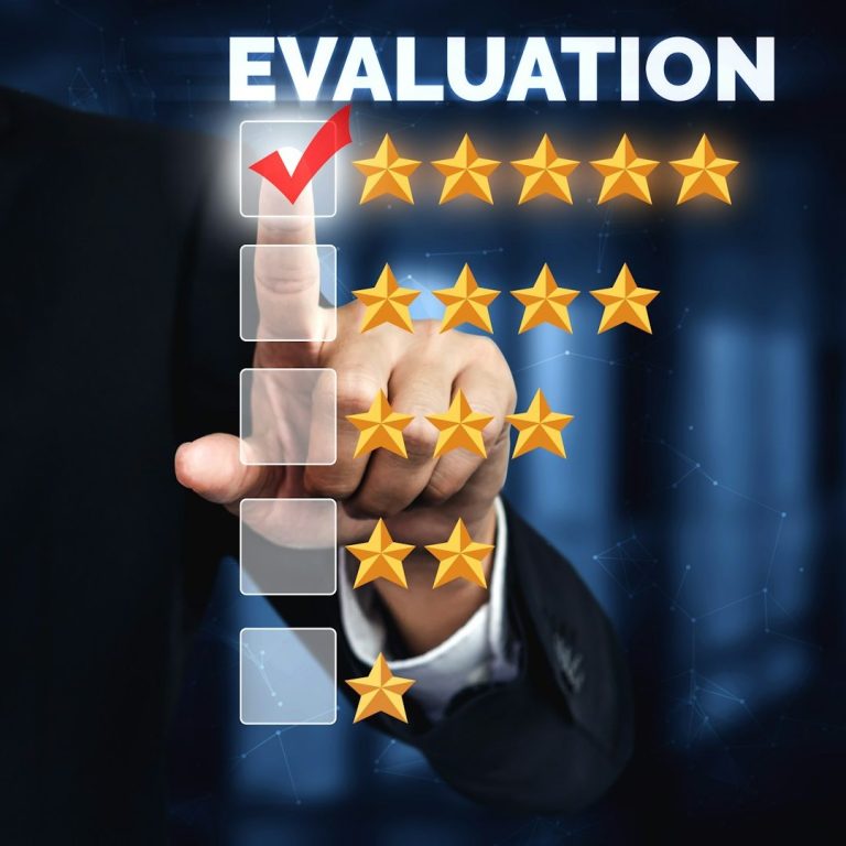 Excellence : recherche continue de qualité et d'efficacité chez VILA’GENCIS Main d’un professionnel sélectionnant cinq étoiles sur une grille d’évaluation, symbole d’excellence et de qualité